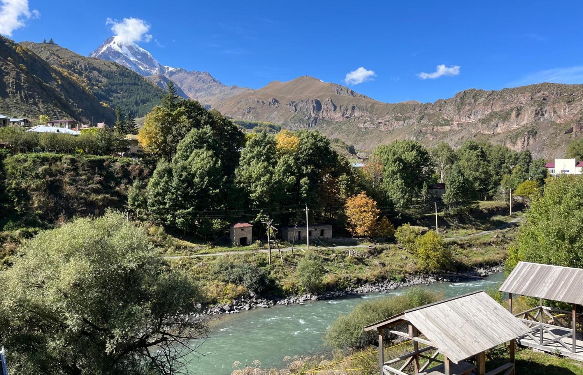 Hotel Stancia Kazbegi - City Center Екстериор снимка
